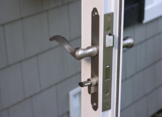 Door AE
