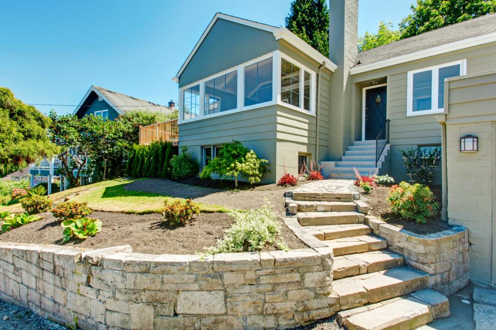 front-yard-landscape-with-stone-trim-house-exterior